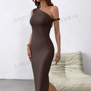 Brun oneshoulder klänning från Shein - Snygg brun oneshoulder klänning från Shein i ett stretchigt material. Storlek S, sann till storlek. Aldrig använd då den va lite större för mig. Har en slits. Storlek: S  Skickas inslagen i silkespapper i vattentätt paket.   Skicka pm för fler bilder. 
