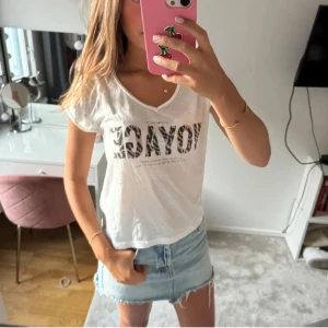 Cool t-shirt - Säljer en skit snygg vit t-shirt med texttryck i svart och leopardmönster. OBS LÅNADE BILDER FÖRUTOM SISTA SOM ÄR MIN EGNA! Nästa aldrig andvänd köpt tidigare här på Plick! 