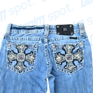 Miss me bootcut jeans - Storlek W26💙 Längd: 96 cm • midjebredd: 38cm •  Innerbenslängd: 78 cm • Lårbredd: 23,5 cm • benöppning: 21 cm • OBS! Färgen är mest lik passformsbilderna, färgfläckar på båda ben, heelbite och fläck. Modellen är 163 cm • Hör gärna av dig vid frågor💙