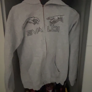 grå BVALDI kofta - säljer nu min älskade BVALDI kofta då den inte kommer till användning längre, perfekt nu till hösten. köpt i butik på väla centrum för 1100 men säljer för 400 för dragkedjan har jag tappat men funkar fortfarande att dra upp den o dra ner den som vanligt, annars inga defekter. använd några gånger men toppen skick, hör gärna av er vid frågor❤️kan gå ner i pris vid snabb affär 