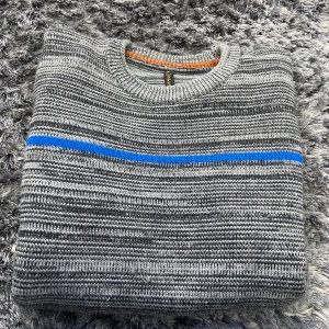 Nudie jeans tröja  - En fin stickad nudie jeans tröja i fint skick. Ny priset är 800-1000kr. Storlek M men passar S.