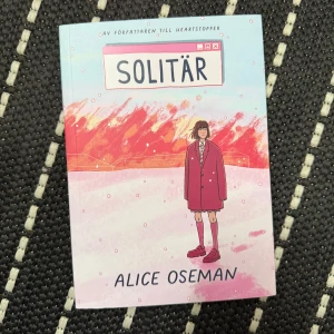 Solitär - Säljer boken 'Solitär' av Alice Oseman, utgiven av Cobolt. Boken har en färgglad omslagsdesign med en tecknad figur i rosa och rött. Perfekt för fans av Heartstopper och ungdomslitteratur. Boken är i gott skick och redo att läsas! 📚