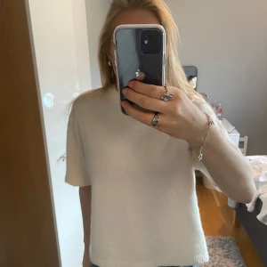 Vit stickad tröja från Gina Tricot - Säljer en superfin vit stickad tröja från Gina Tricot i storlek M men passar S också! Tröjan är i mycket bra skick och passar till alla tillfällen. 💖
