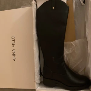 Anna fields stövlar  - Säljer mina Anna fields stövlar i storlek ”38”. De är helt nya och endast testade en gång. Kartong finns med. 