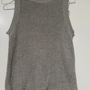 Grå stickad topp - Säljer en snygg grå stickad topp, mycket bra skick. Passar både till vardags och lite finare tillfällen.