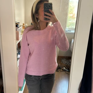 Stickad tröja - Stickad tröja ifrån Vero Moda, storlek xs , säljer pga ingen användning, väldigt mjuk och stretchig.