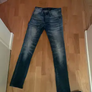 Ett par ljusblåa jack and Jones jeans, unika, fräscha, eleganta. Storleken är 30/34, är slim. En gammal modell och är köpt i Italien. Säljer för 300