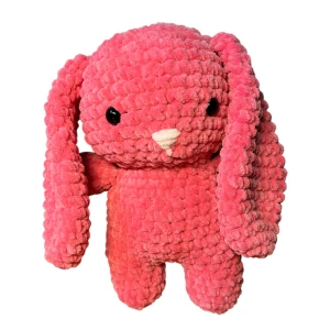 Rosa virkad kanin  - Virkad kanin av mig med broderad nos, garnet är 100% polyester. Den rosa färgen är aningen kallare i verkligheten. Observera att kaninen har säkerhetsögon, dessa rekommenderas inte för barn under 3 år. Mått: ca 27 cm hög, ca 15 cm bred