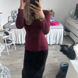 Vinröd blus - Jättesnygg tajt vinröd blus med slits på sidorna i strl s😍