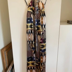 Maxi dress H&M satin backless beach - Beautiful beach summer maxi dress from H&M in a satin, shiny finish. Colours are blue, pink, gold, beige, brown and black.   New condition, never worn  Size: M / 38