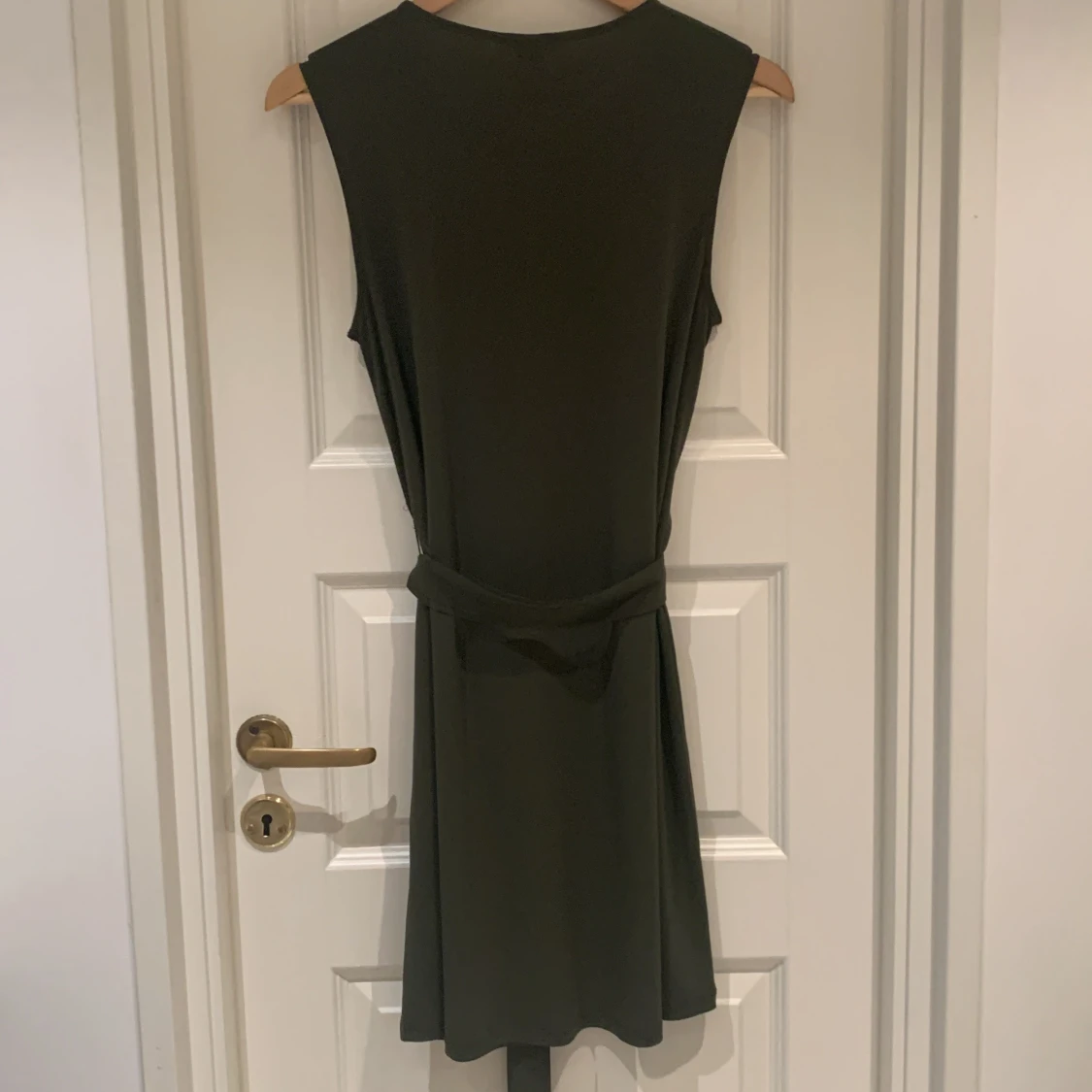 Olivgrön ärmlös klänning med knytband - 92