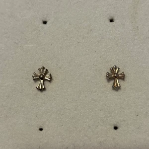 Guldiga kors örhängen  - Jättefina guldiga kors örhängen💕