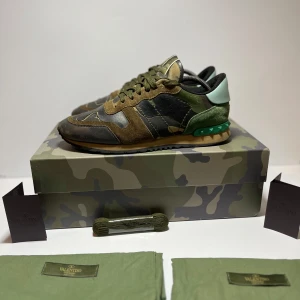Valentino Rockrunner  - Säljer nu dessa feta Valentino rockrunners som är perfekta nu på hösten🍁de är i storlek 40 men passar 41 | Skick är 9/10🔥  Följer med box, tvättkort, två dustbags och extra snören från valentino alltså allt og | Pris går att diskuteras | Tveka inte på att höra av er vid minsta funderingar😁