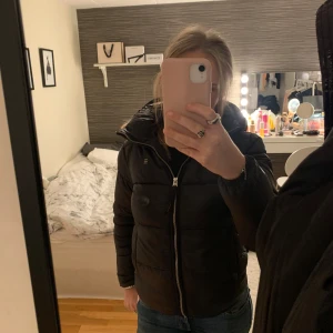 Svart pufferjacka med huva - Hej jag säljer denna jätte fina vinterjacka. Jackan är i jätte bra skick och märket heter G-STAR RAW🥰Ny pris är 1495 kr och storlek xxs🥰