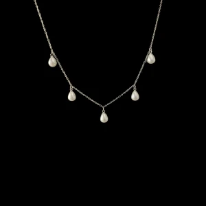 Elegant silverhalsband med droppformade hängen - Snyggt och stilrent silverhalsband med fem droppformade hängen som ger en elegant touch. Perfekt för både vardag och festliga tillfällen. Halsbandet har en tunn kedja som gör det lätt och bekvämt att bära. Passar perfekt till en chic outfit eller som en fin present.
