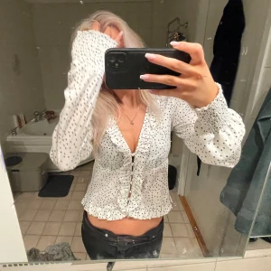 Prickig blus - Superfin blus en knapp är borta men inget som syns tydligt