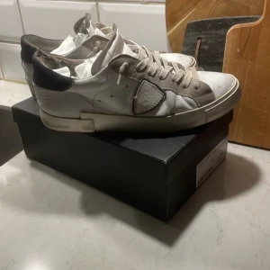 Vita och grå sneakers - Säljer ett par vita Philip modell med grå detaljer vita snören och feta till sommaren och hösten. Skick 7/10 skriv vid intresse mvh Leo.