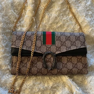 Handväska - Säljer denna supersnygga handväskan! Materialet är läder.