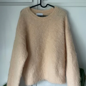 Stickad tröja - Superfin stickad tröja från vera i 52% alpacka💕Lite lurvigt material, fin ljus aprikos färg💗