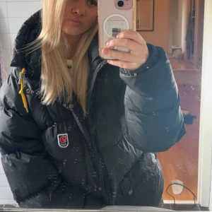 Fjällräven Jacka  - Säljer nu min fina jacka i storlek S som är sparsamt använd säljer pågrund av att jag vill ha en mörkblå. Intresse för byte finns i storlek xs😇