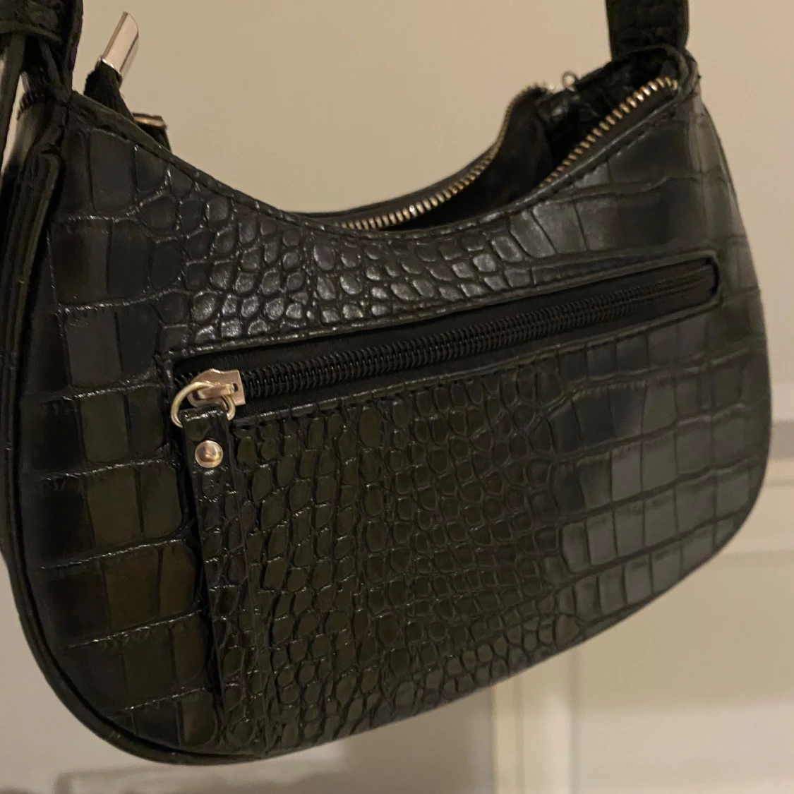 Svart axelväska med krokodilmönster - 90