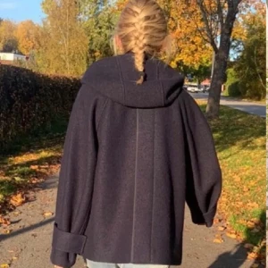 COS kappa - Jätte fin kapp från COS! Tror den är helt slutsåld och köptes för 2000 kr💕 i väldigt bra skick, storlek xxs men passar en xxs-m beroende på hur man vill att den ska sitta