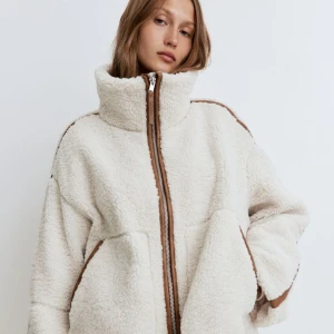 Slutsåld teddy jacka från hm - En fin och varm teddy jacka som är helt slutsåld på hm. Det är en ny variant med bruna läder detaljer.  