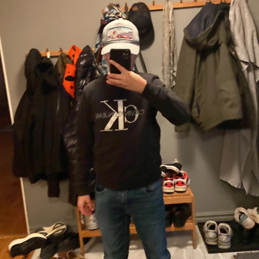 Säljer en snygg svart hoodie från Calvin Klein Jeans med det klassiska CK-loggan i vitt på bröstet. Perfekt för en casual look och passar till alla tillfällen. Den är i bra skick och superbekväm att ha på sig. Perfekt för höst och vår! Skick 9/10 Kostar ca 1000 ny. Tröjor & Koftor.