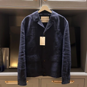 Kavaj/overshirt - Säljer denna kavaj/overshirt från these glory days i 100% linne Storlek L men passar M/L Nypris: 1599kr Pris kan diskuteras 🙌🏼