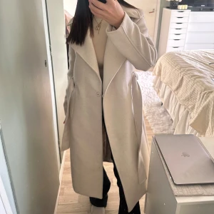 Beige lång kappa - Använd fåtal gånger