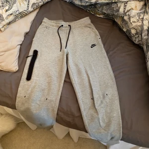 Nike tech byxor - Dammodell strl s, använda få gånger. Köptes för cirka 1200kr. Skriv vid funderingar 💞 kan gå ner i pris