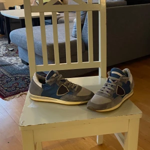 Philipmodel trz. Man får ca 2ml som man får välja. Har 2 olika. -  Säljer dessa Philipmodels. Du får ca 2ml av en av två parfymer.Storlek 40 passar 41. Märke philipmodel. Navyblue,ljusblå och grå. Skriv dm så kan jag förklara mer om parfymen.