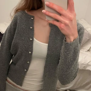 Grå kofta - Grå stickad kofta med silvriga knappar från Zara. Använd fåtal gånger💕