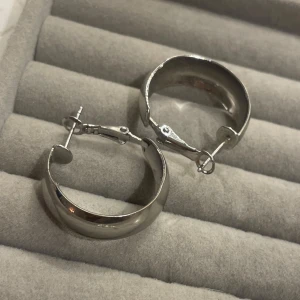 Silver hoops - Snygga men använder inte silver, typ aldrig använda 