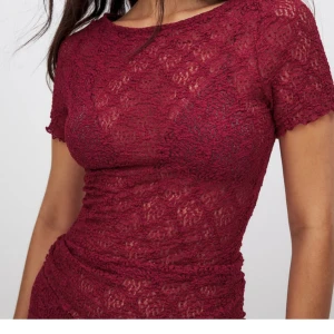 Spetstopp - Superfin topp från NA-KD som endast är använd en gång, slutsåld på hemsidan💓