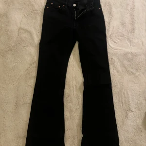 Bootcut jeans - Säljer ett par snygga svarta bootcut jeans, low waist från Gina tricot. 