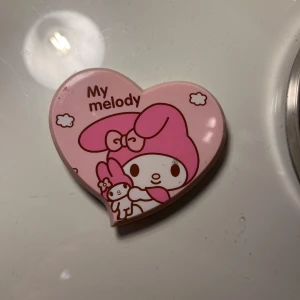 My Melody hjärtformad spegel och kam - Söt hjärtformad spegel med My Melody-motiv i rosa. Perfekt för att ha med i väskan! Inuti finns en liten kam och en spegel. Supergullig och praktisk för snabba touch-ups. 🐰💖