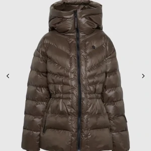 dunjacka med huva - Så fin vinter/skidjacka från 8848 altitude, nypris ca 2100.  Helt ny aldrig använd❤️ storlek 170 vilket motsvarar ungefär s! Slutsåld överallt 