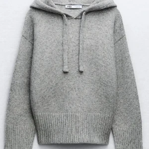 Grå hoodie från Zara - Mysig grå hoodie från Zara i mjukt material. Använd 2 gånger och är i jättebra skick och har inga skador. Storlek M men passar S och xs också. 