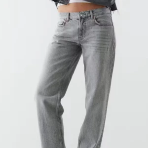 Low waist straight jeans Gina  - Säljer dessa low waist jeansen från Gina tricot! Slitning i nedre kanten. Super snygga men tyvärr för små för mig