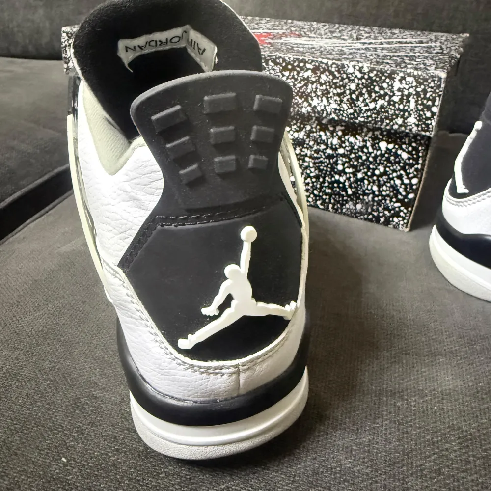 Vi Säljer ett par Nike Air Jordans i vitt och svart. Skorna är i nytt skick och har en snygg design med snörning och den klassiska Jumpman-loggan. Perfekta för både vardag och fest! Kommer med originalkartong.. Skor.