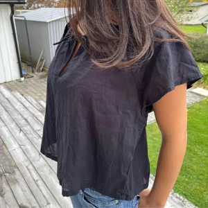 Blus - Svart blus med söt knytning!