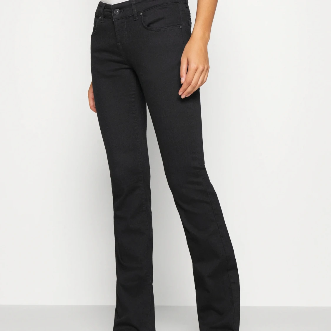 Svarta bootcut jeans - 90