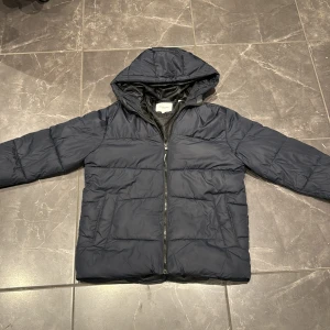 Jack and Jones jacka - Helt ny Jack and Jones jacka med mycket fint skick, skriv gärna frågor och funderingar👍🏽