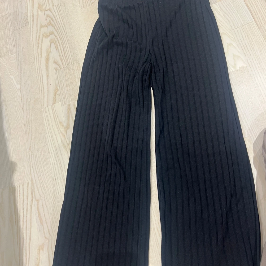 Svarta ribbade byxor från NAKD