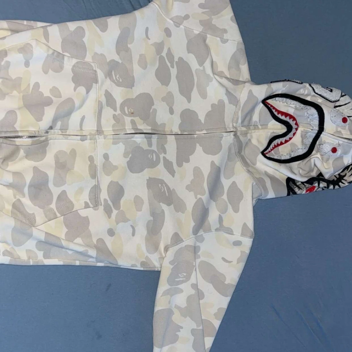 Vit och grå camo hoodie från A Bathing Ape