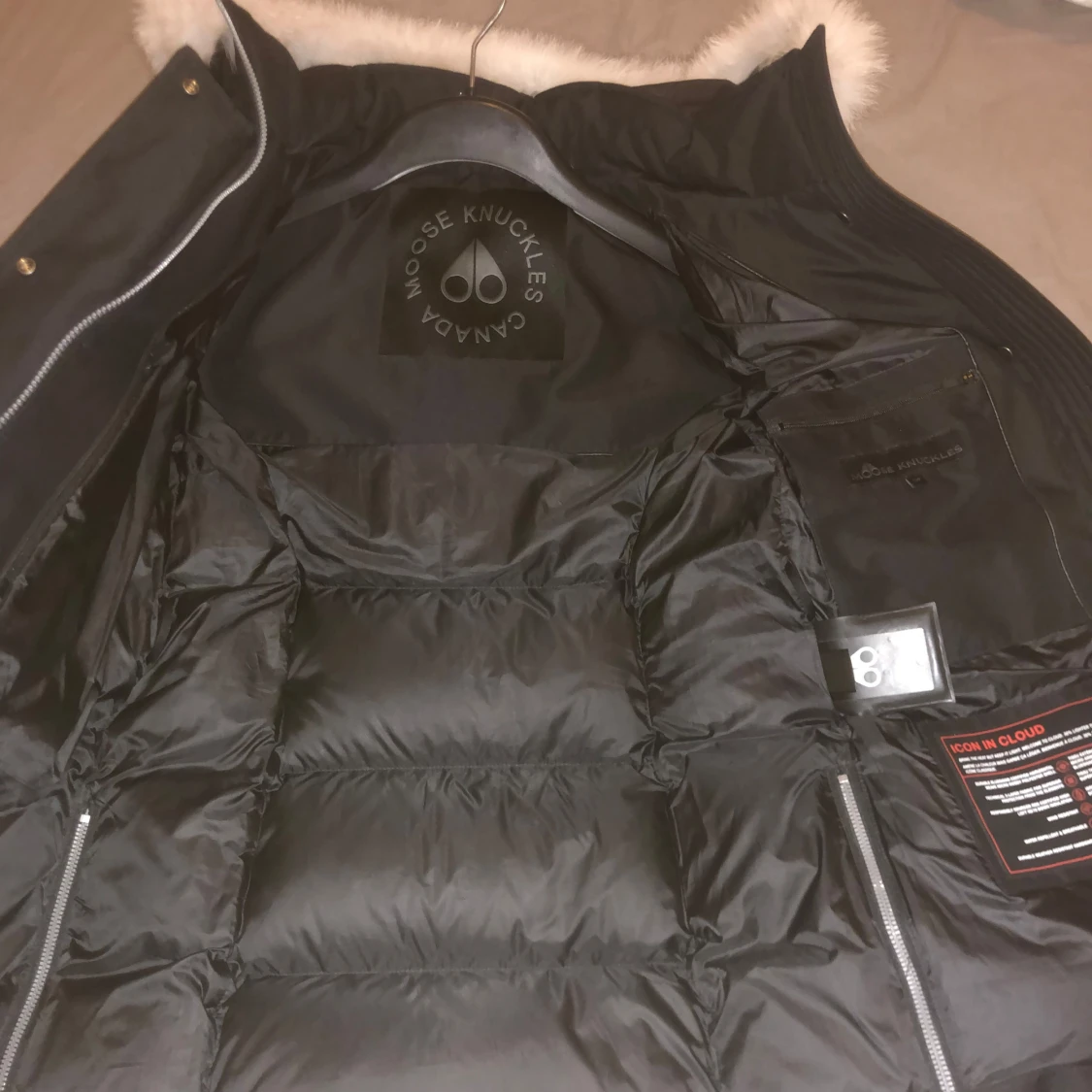 Svart dunjacka från Moose Knuckles - 91