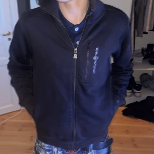 Svart sailracing zip up. Buda - Svart hoodie från Sail Racing size small knappt använd och passar inte min stil måste få den såld. Pris kan diskuteras. 