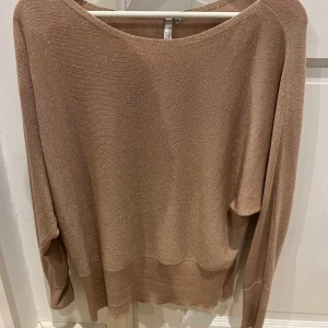 rosa glittrig tröja - Säljer en superfin rosa tröja med glittrigt material. Den har långa ärmar och en bekväm passform. Passar perfekt till både jeans och kjol💖