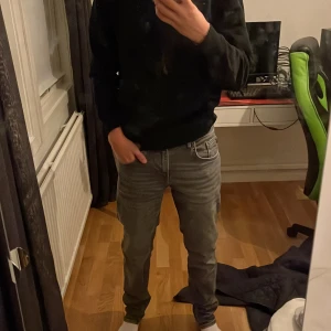 Grå jeans från Garcia - Säljer ett par snygga grå jeans från Garcia i bra skick. De har en klassisk femficksdesign och är perfekta för både vardag och fest. Jeansen har en normal passform och är tillverkade i ett slitstarkt material som håller länge. Perfekta året runt.